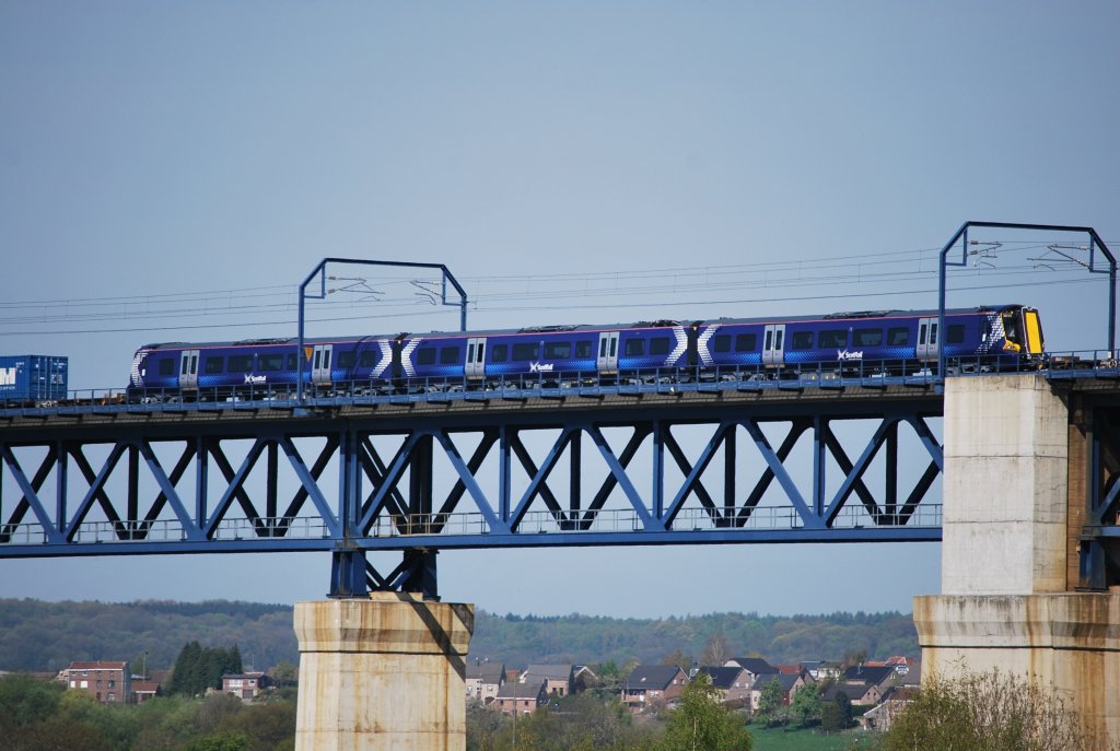 Triebwagen Desiro Class 380/0 von ScotRail wird durch Belgien in einem Gterzug geschleppt (hier ber die Moresneter Brcke am 15. April 2011).
