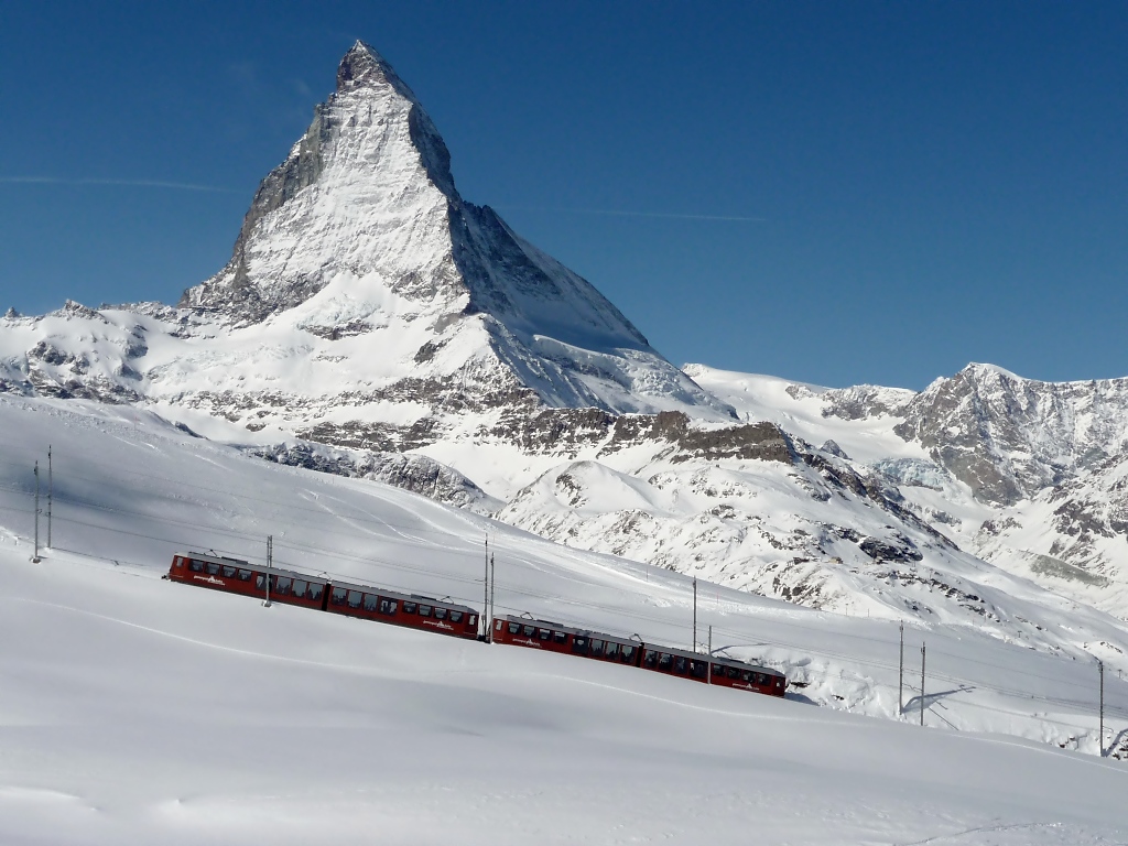Triebwagen-Doppel der Gornergratbahn vor dem Matterhorn (4478m) (13.3.2010)