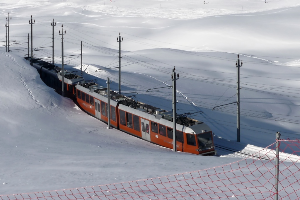 Triebwagen-Doppel der Gornergratbahn zwischen den Stationen Riffelberg und Rotenboden (14.3.2010)