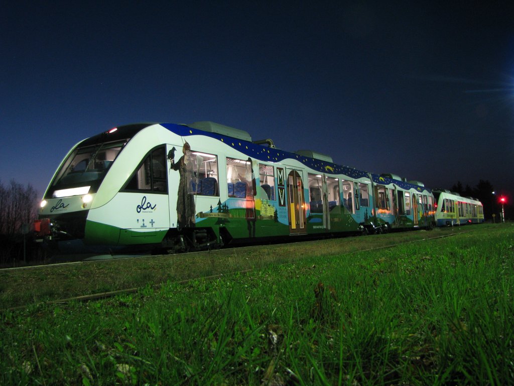 Triebwagen Doppeltraktion Lint VT 702 und 705 Der Ostseeland Verkehr GmbH am frhen Morgen im Bahnhof von Plate auf dem Weg nach Schwerin HBF am 19.04.2010