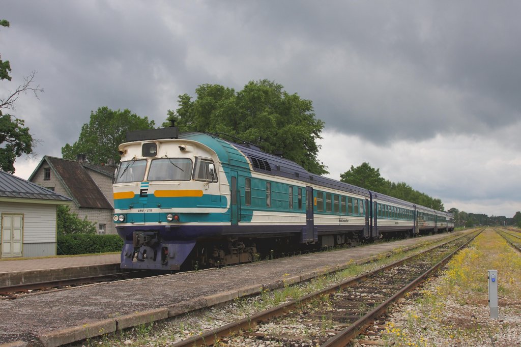 Triebwagen DR 1 B aus russischer ra im Bahnhof Tri am 13.06.2011.