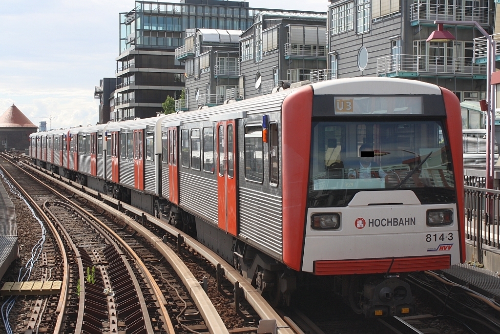 Triebwagen DT3E 814-3 fhrt am 06.Juli 2010 in die Hst. Baumwall. Aufgenommen vom provisorischem Bahnsteig, welcher ber dem gesperrten Streckengleis verlegt wurde.