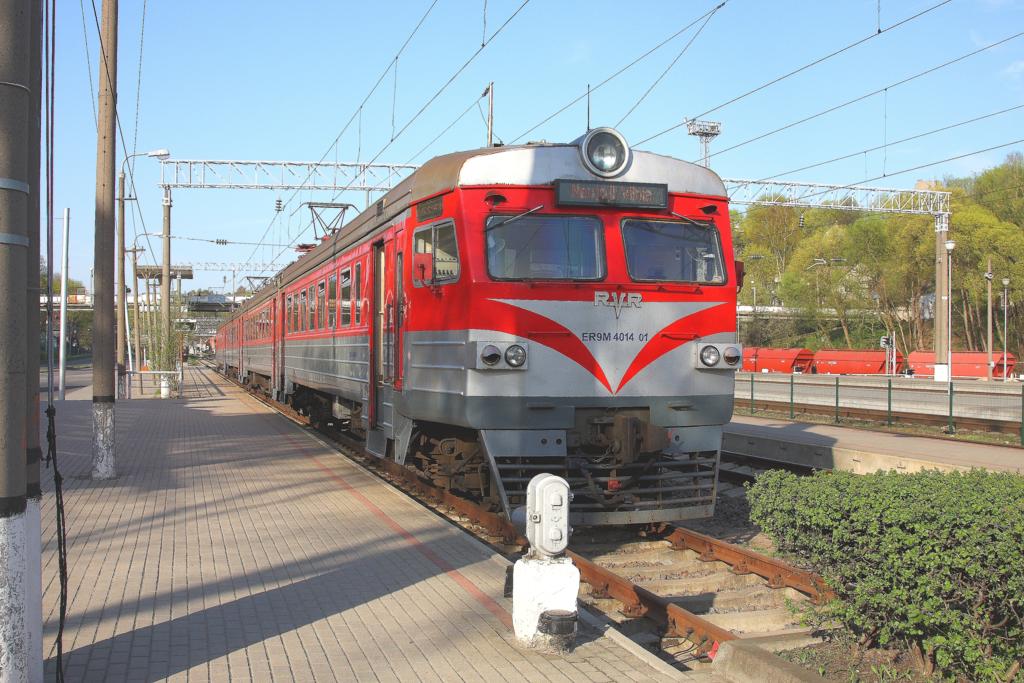 Triebwagen ER9M 4010 01 steht am Bahnsteig des Bahnhof Kaunas in Litauen 
am 28.4.2012.