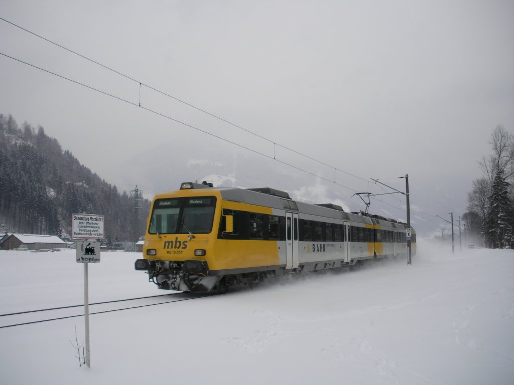 Triebwagen ES 10.207 der Montafonerbahn am 18.1.2013 auf dem Weg nach Bludenz zwischen Tschagguns und Kaltenbrunnen im Schnee.