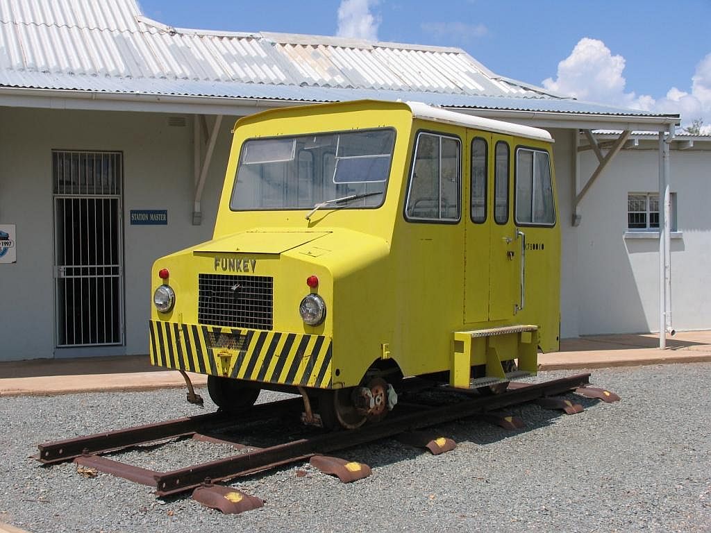 Triebwagen Funky auf Bahnhof Gobabis 24-2-2009.