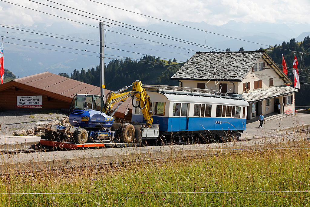 Triebwagen Nr. 7 der Arth-Rigibahnen macht sich ganz gut als Gterzugslokomotive: mit Vorstellwagen und Bagger fhrt er talwrts. Aufnahme in Rigi-Staffel, 12. Aug. 2011, 16:08