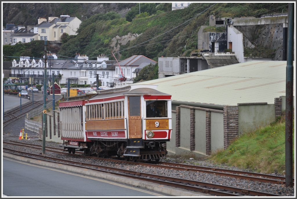 Triebwagen Nr 9 verlsst Douglas Richtung Ramsey. (11.08.2011)
