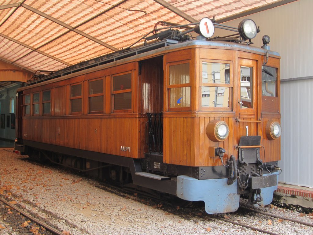 Triebwagen Nr.1 in Bahnhof von Palma de Mallorca am 17.11.2012.