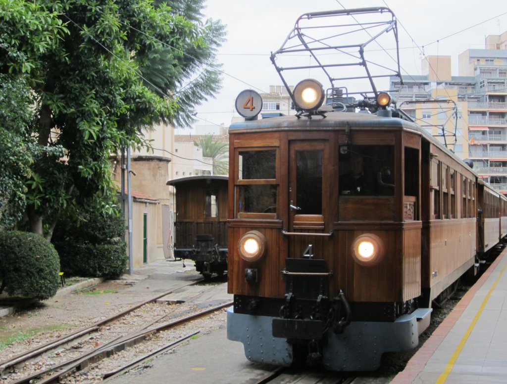 Triebwagen Nr.4 mit Planzug in Bahnhof von Palma de Mallorca angekommen am 17.11.2012.