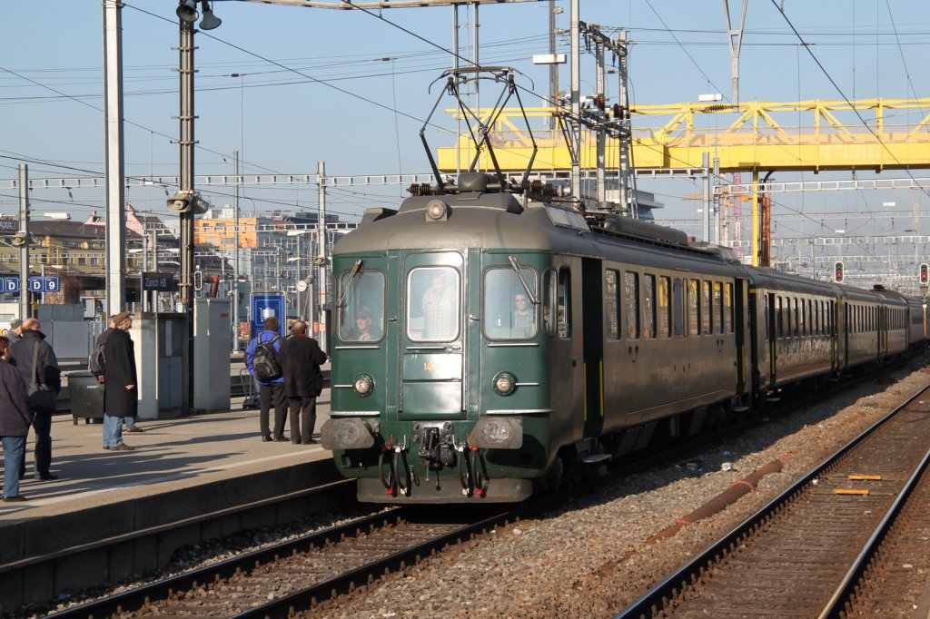 Triebwagen RBe 4/4 1405(Draisinen Sammlung Fricktal)mit einem Extrazug bei der Einfahrt in Zrich HB.An das andere Ende des Zuges kam dann wenig spter die ex.SNCF Dampflok Mikado 141.R.1444  Zrich 10.03.12