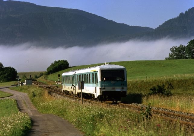 Triebwagen der Reihe 628 auf der Auerfernbahn bei Oy. (1997)