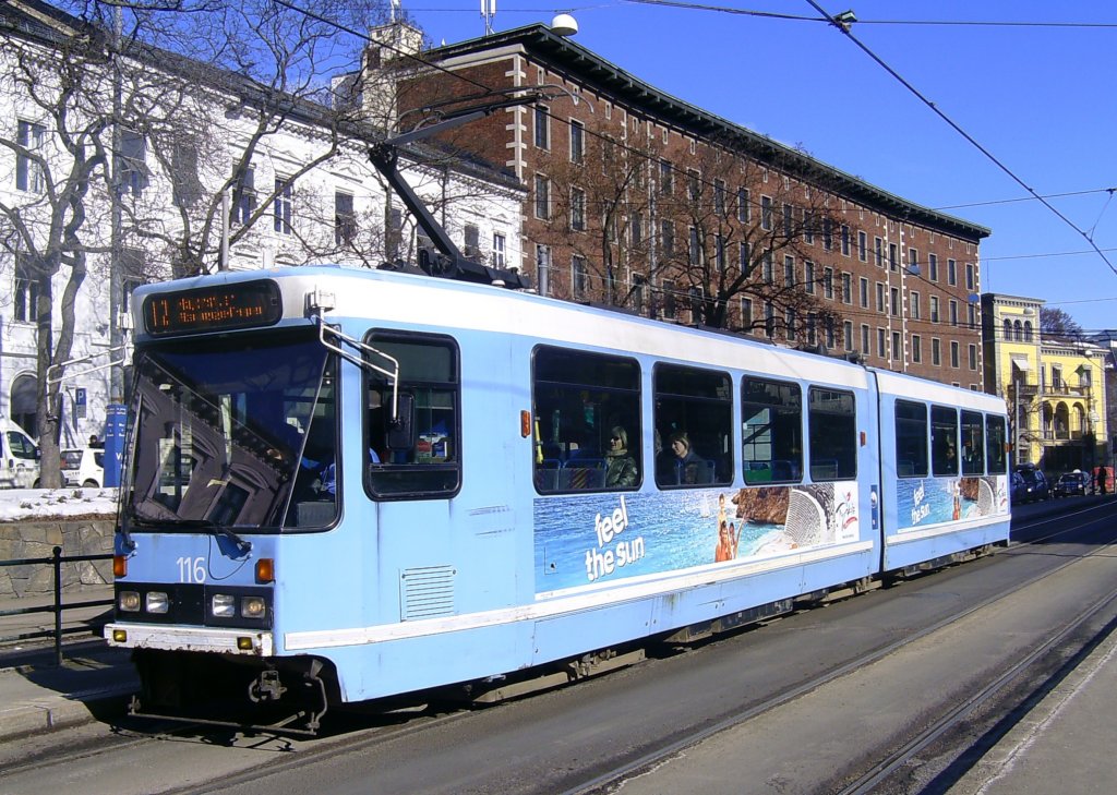 Triebwagen der Reihe SL 79 an der Haltestelle Solli am 15.Mrz 2010. Die erste Serie dieser Baureihe wurde 1982 bis 84 von Dwag geliefert.