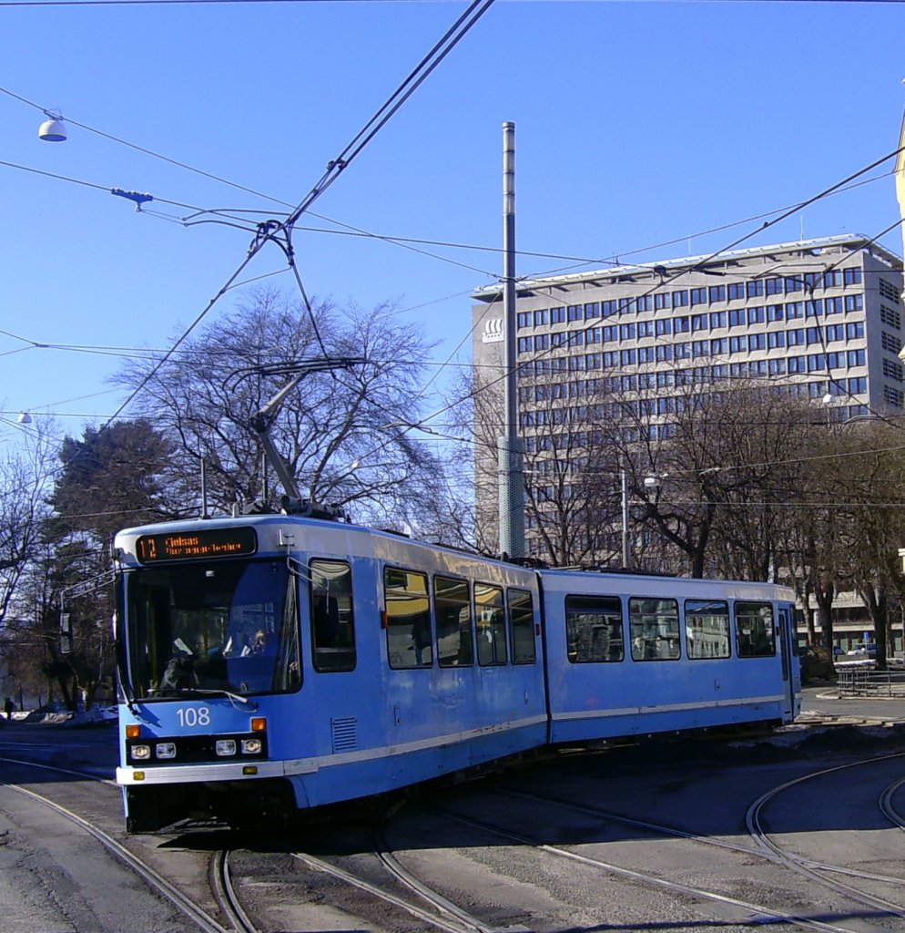 Triebwagen der Reihe SL 79 kurz vor der Haltestelle Solli. 15.03.2010
