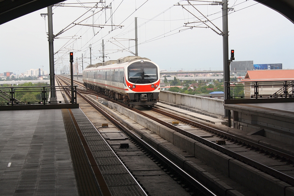 Triebwagen Serie 10xx der Express Line am 10.März 2012 von Suvarnabhumi kommend vor der Station Lat Krabang.