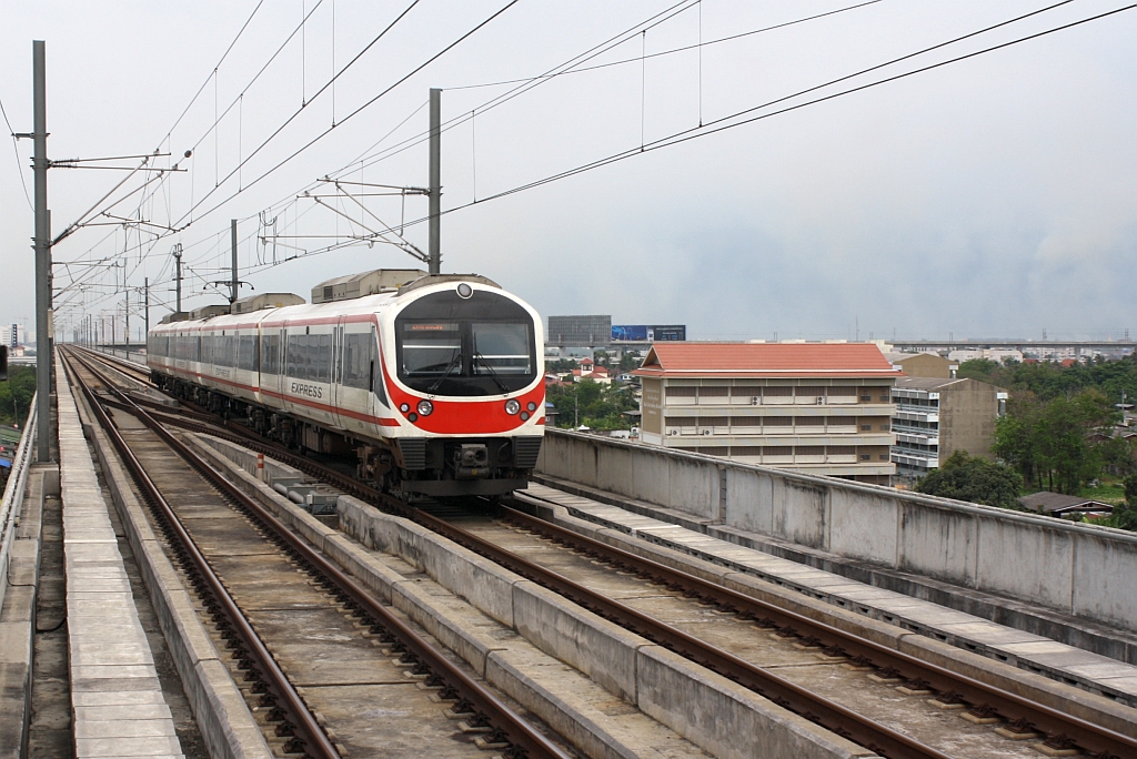 Triebwagen Serie 10xx der Express Line am 10.März 2012 von Suvarnabhumi kommend vor der Station Lat Krabang.

