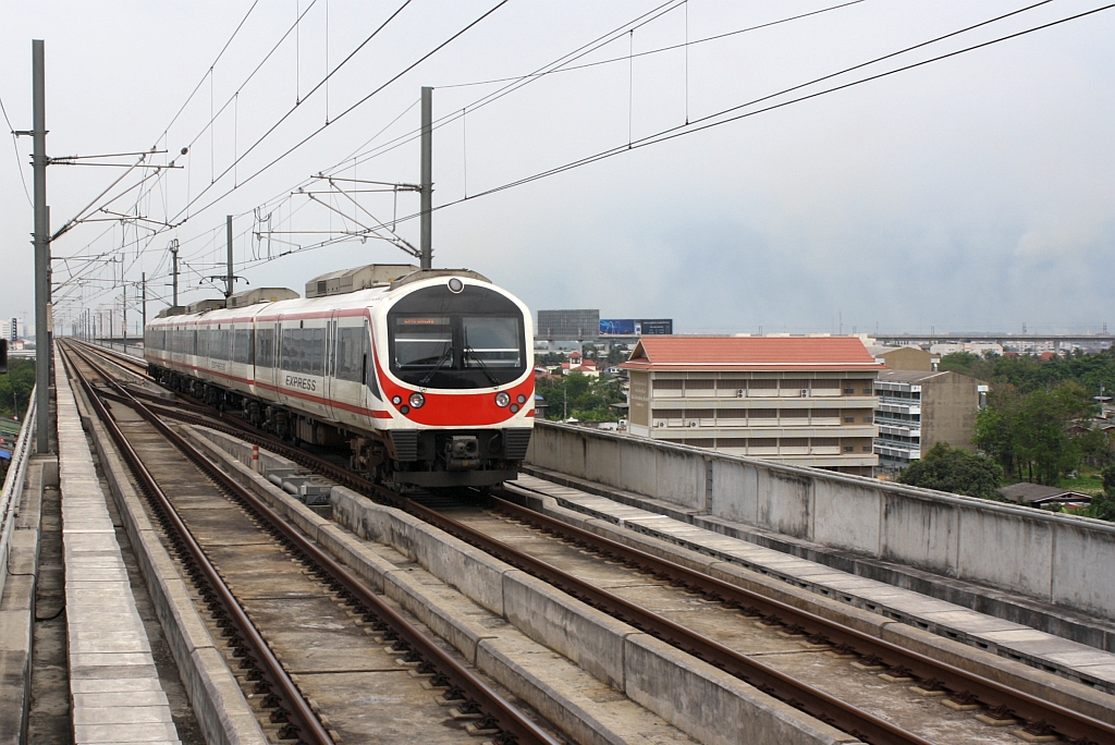 Triebwagen Serie 10xx der Express Line am 10.März 2012 von Suvarnabhumi kommend vor der Station Lat Krabang.


