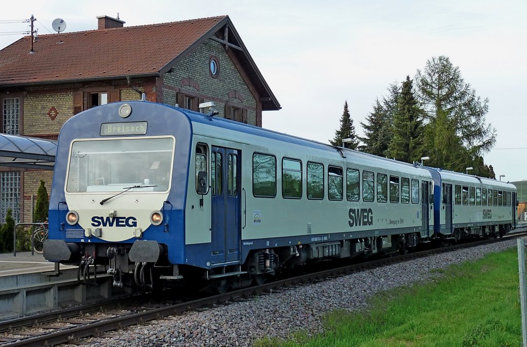 Triebwagen der SEWG auf der Kaiserstuhlbahn in Richtung Breisach, April 2012