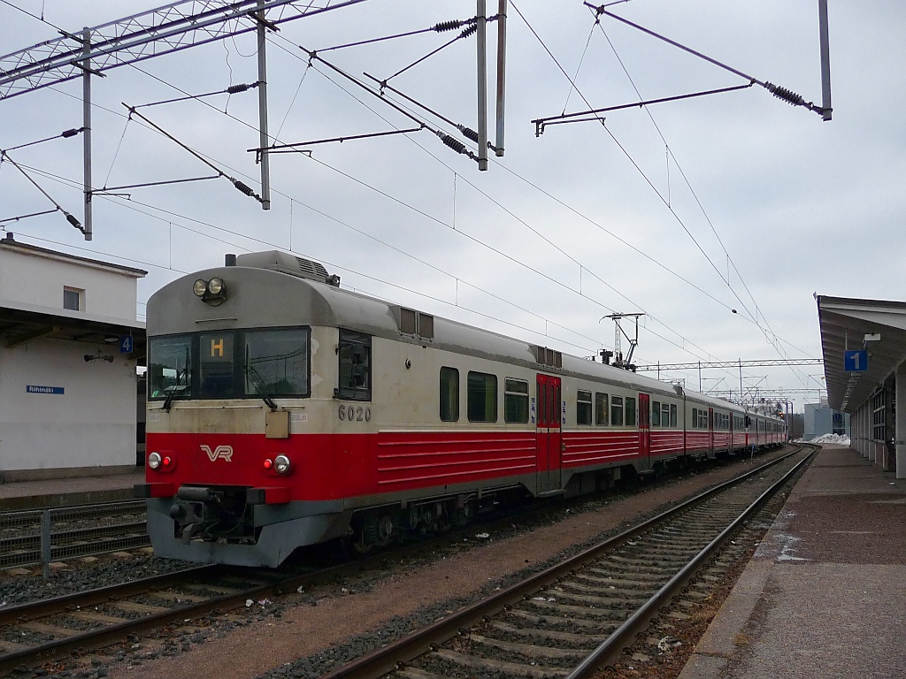 Triebwagen Sm1 #6020 der VR im Bahnhof Riihimki, 12.4.13