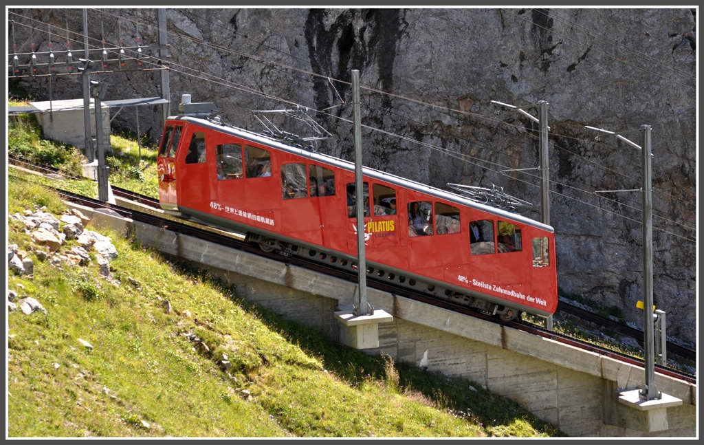Triebwagen der steilsten Zahradbahn der Welt kurz vor der Gipfelstation auf dem Pilatus 2053m. Die Bahn startet in Alpnachstad auf 440m und ist teilweise bis zu 48% steil, ausgerstet mit dem horizontalen Zahnradantrieb System Locher. (27.08.2012)