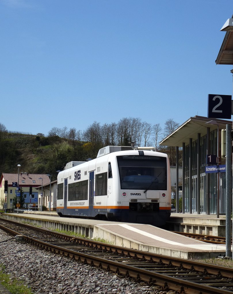 Triebwagen der SWEG im Bahnhof von Eichstetten am Kaiserstuhl, April 2013