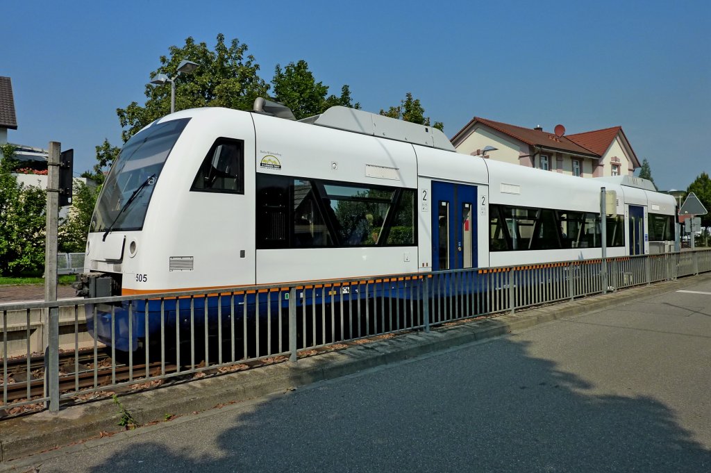 Triebwagen der SWEG beim Halt in Btzingen/Kaiserstuhl, Aug.2012
