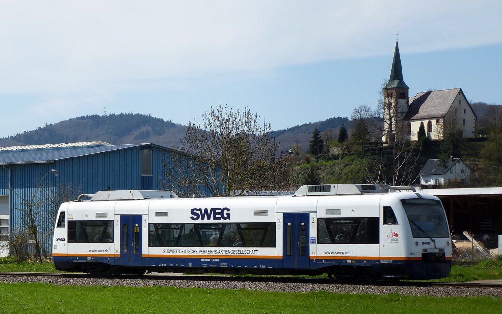 Triebwagen der SWEG passiert Bahlingen am Kaiserstuhl, April 2013