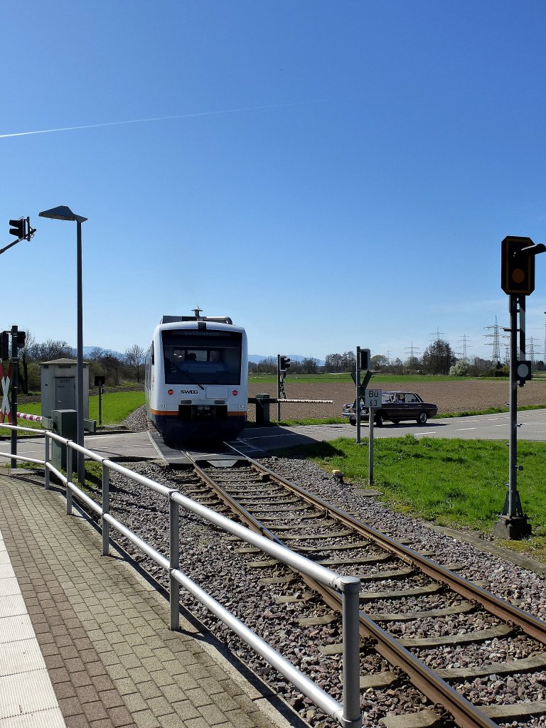 Triebwagen der SWEG verl��t den Haltepunkt Nimburg in Richtung Eichstetten, April 2013