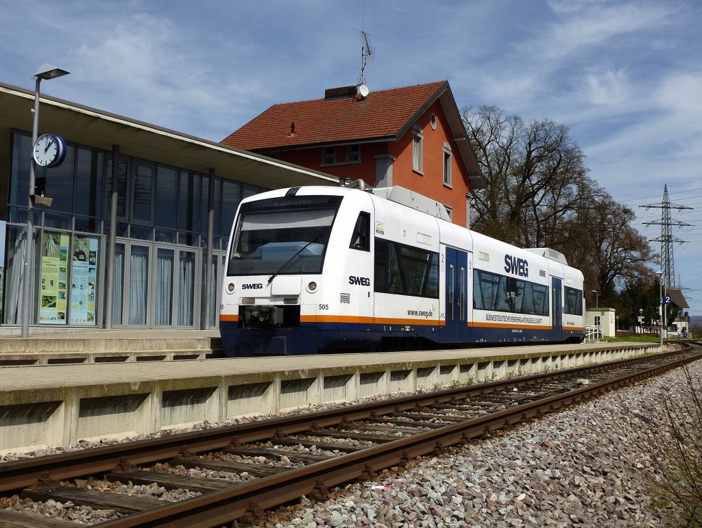 Triebwagen der SWEG wartet im Bahnhof von Eichstetten auf den Gegenverkehr, April 2013