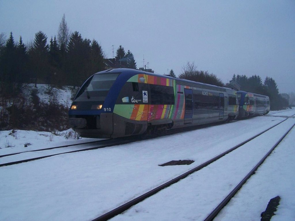 Triebwagen X 73910 im Bahnhof Oermingen am 21/12/10, mit einem Zug nach Sarreguemines.