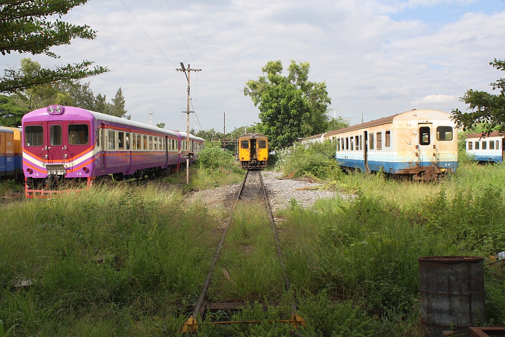 Triebwagenidylle im Depot Nakhon Ratchasima am 13.Juni 2011. Links die im neuem Design lackierten พซข.15 und กซข.1018, in der Mitte der กซข.1011 und rechts der พซข.24.