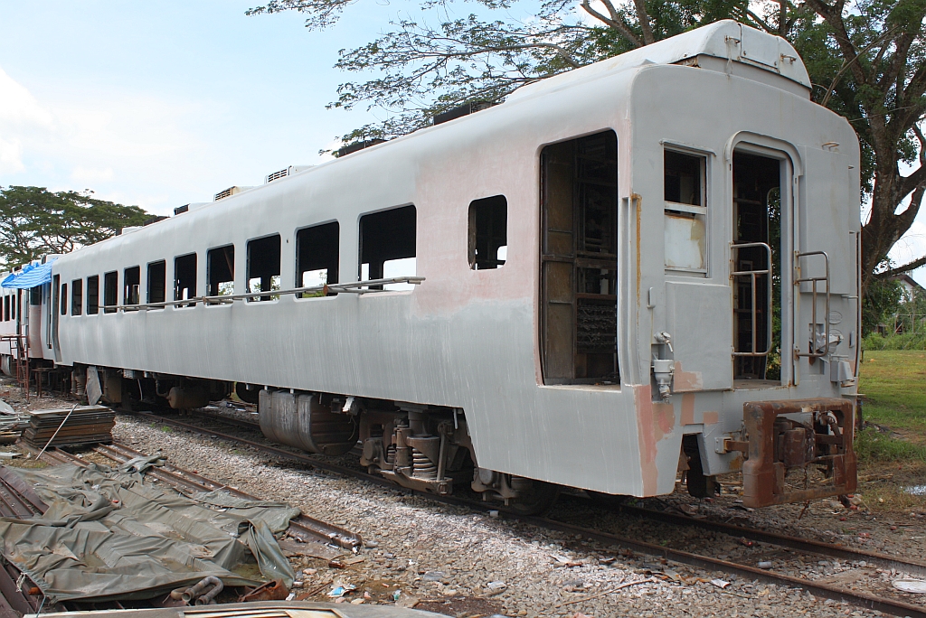 Triebwagentype กซข. (USKH.) zur ueren Aufarbeitung im Bf. Kantang am 25.Oktober 2010. Leider konnte ich die Fahrzeugnummer nicht Erfahrung bringen.