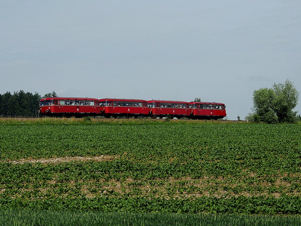 Triebwagenzug der PassauerEisenbahnFreunde steuert als SR17591 auf der Hausruckbahn seinem Ziel Gmunden entgegen; 120607