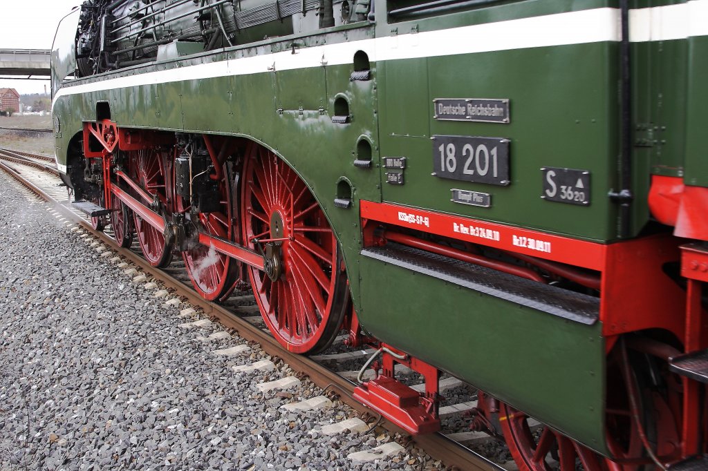 Triebwerk von 18 201, aufgenommen am 07.04.2012 im Bahnhof Halberstadt.