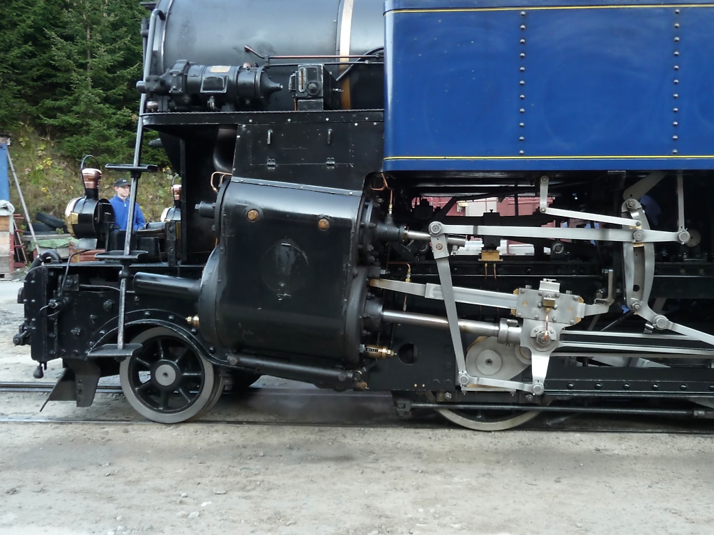 Triebwerk der DFB Lok 1  Furkahorn  am 2.10.11 in Realp.