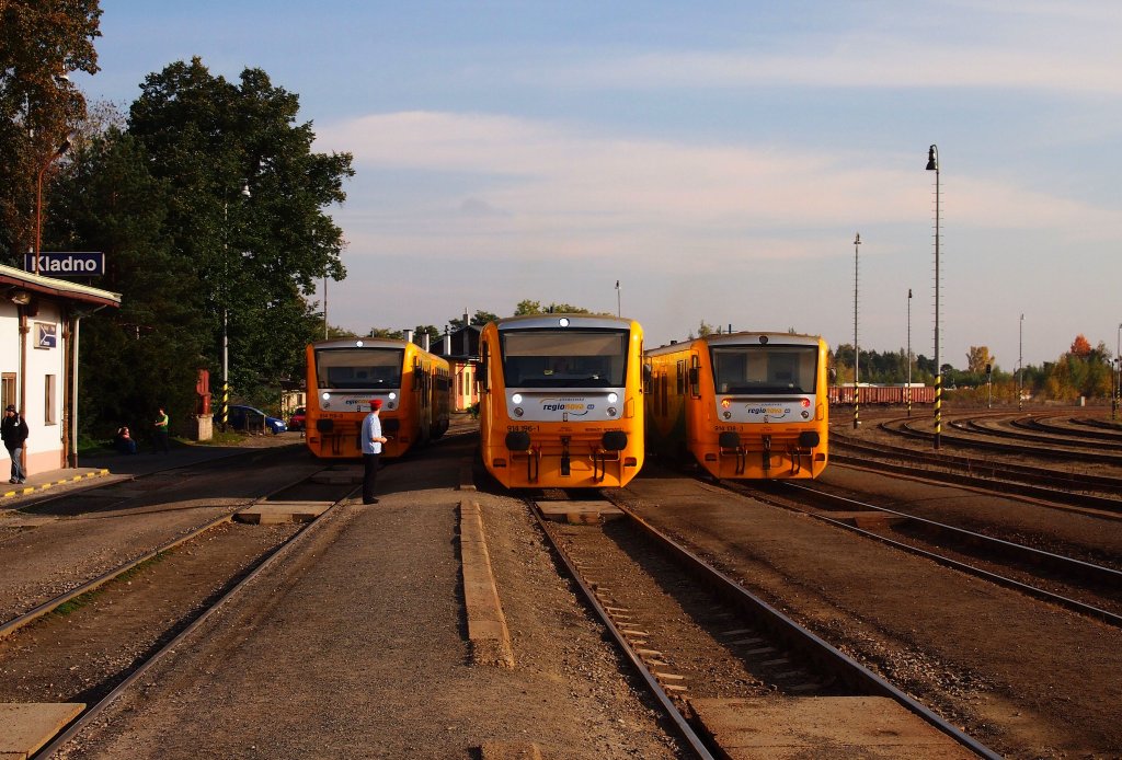 Triebzge 814. stehen in der Station Kladno am 2012:10:18