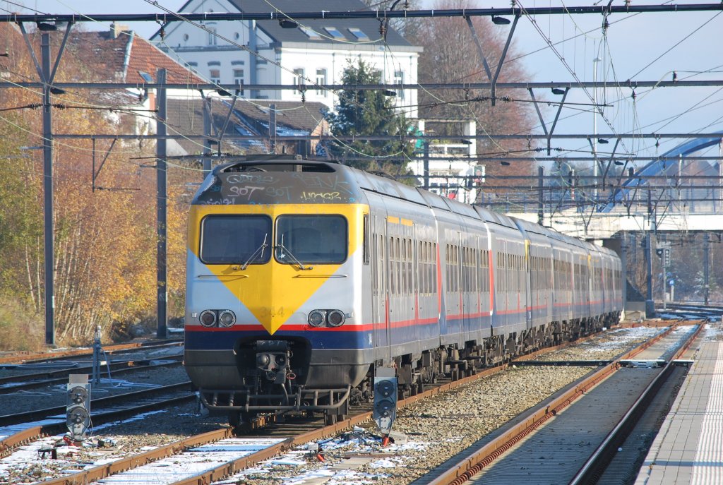 Triebzge der Baureihe AM 80 ( Break ) warten auf Rangiergleis im Bf Welkenraedt (28. November 2010)