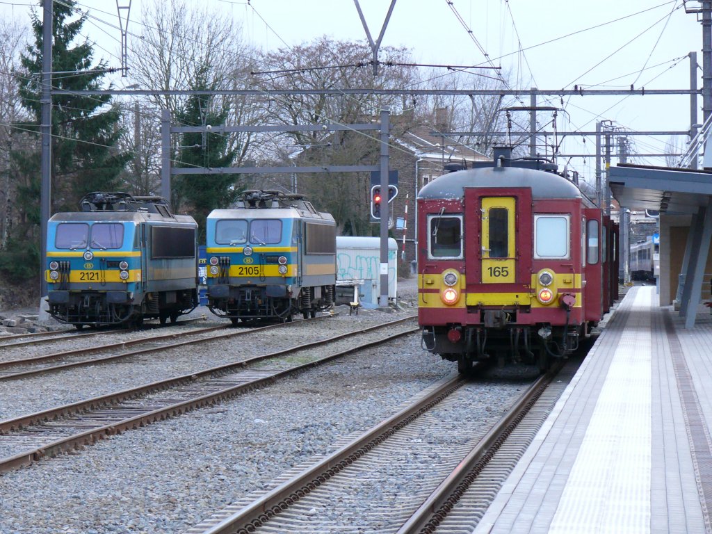 Triebzug 165 (AM 62) wartet als L-Zug 5489 in Welkenraedt auf seine Abfahrt nach Spa-Gronstre. Auf den Abstellgleisen links geniessen 2105 und 2121 ihr Wochenendruhe. Aufgenommen am 27/02/2010.