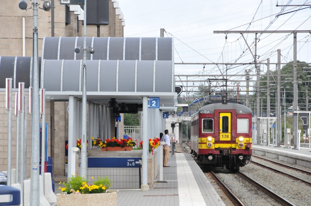 Triebzug 178 (AM 62) ist soeben in Welkenraedt eingetroffen, und biegt nun  nach links auf das Abstellgleis ab. Aufgenommen am 09/08/2011.