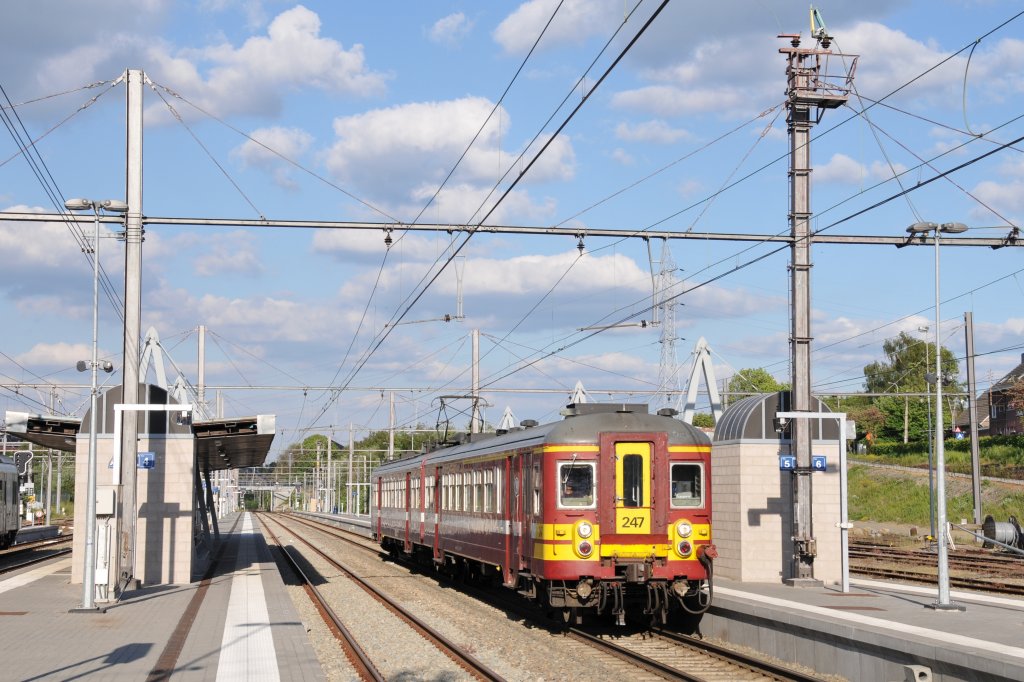 Triebzug 247 (AM63) unterwegs zwischen Aachen und Lttich, hier beim Halt in Welkenraedt, wo er als IR5039 weiterfahren wird. Aufgenommen am 14/05/2011.