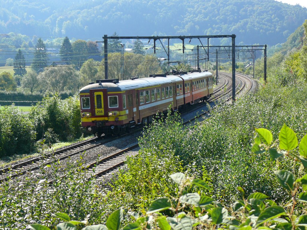 Triebzug 256 der Serie AM65 (horizontale Lampen) unterwegs als IR5013 Lige-Guillemins - Aachen Hbf, hier kurz vor Nessonvaux im Wesertal. Aufgenommen am 03/10/2010.