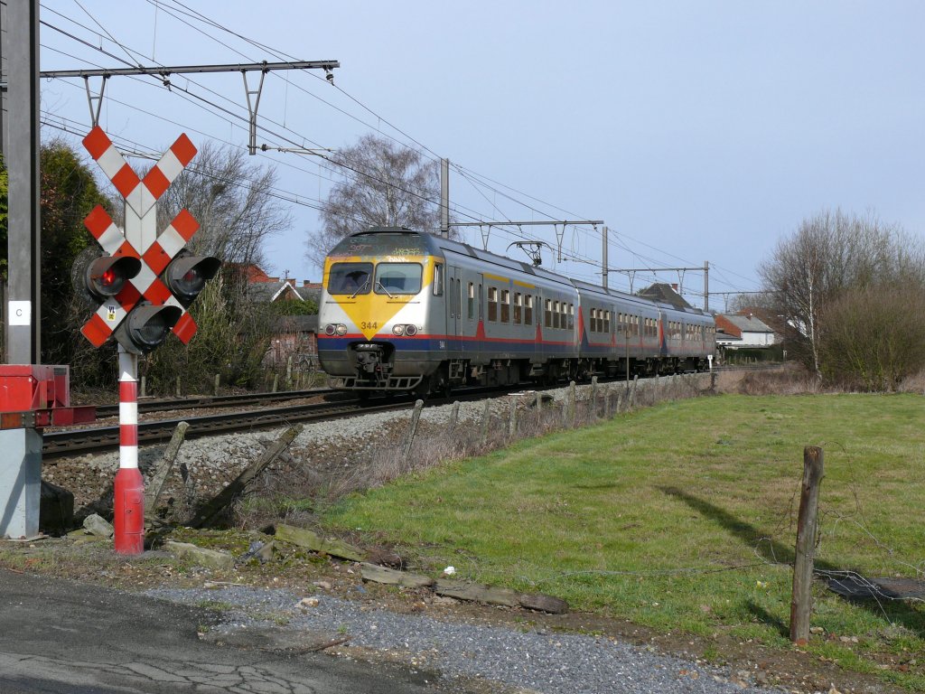 Triebzug 344 AM 80 Break als IR2910 Antwerpen Centraal - Lige Guillemins durchfhrt hier die Ortschaft Hoeselt. Aufgenommen am 27/02/2010.