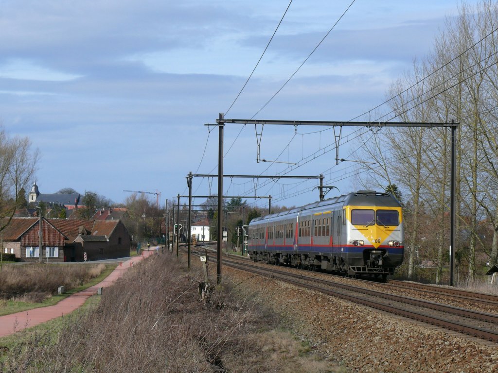 Triebzug 406 (AM 80 Break) als L-Zug 5114 Hasselt - Tongeren kurz hinter dem Ortsausgang von Hoeselt. Aufgenommen am 27/02/2010.