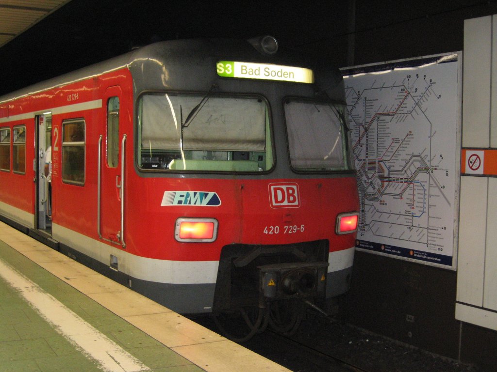 Triebzug 420 729-6 am 4.7.06 als S3 nach Bad Soden in Ffm Hbf.
