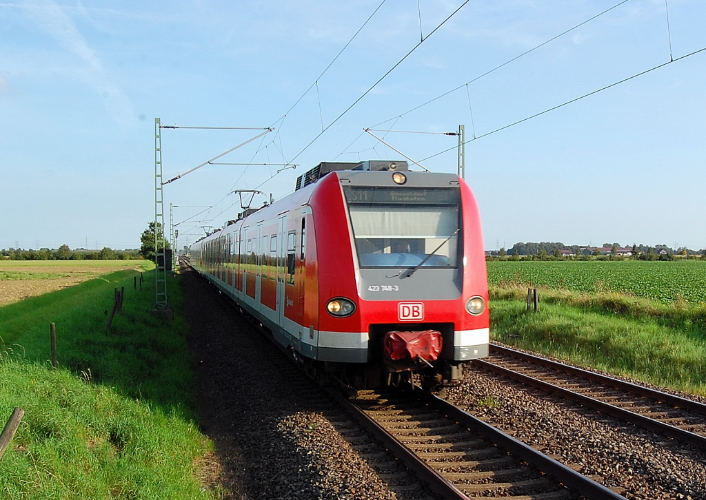 Triebzug 423 748-3 mit Anhang bei der Einfahrt in Allerheiligen am Samstag den 11.9.2010