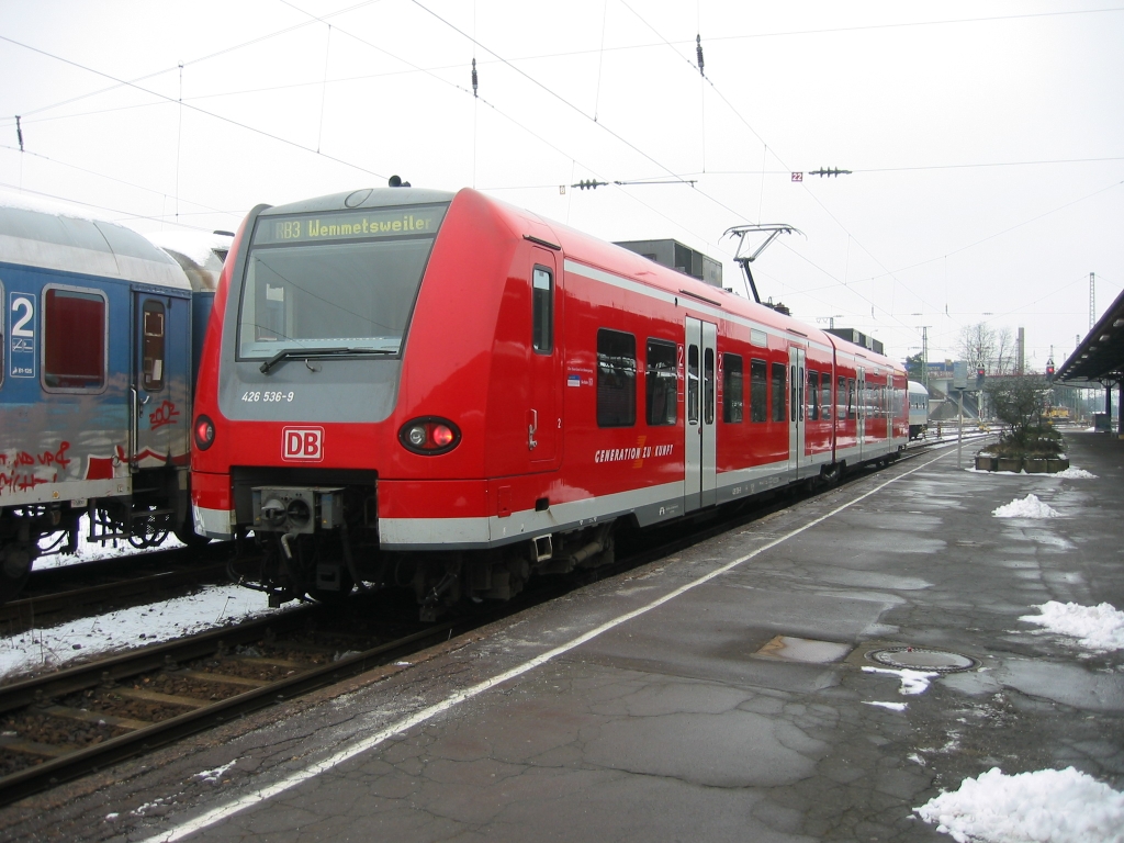 Triebzug 426 536-9 im Hauptbahnhof Homburg (Saar).  Foto 2/2/2003.