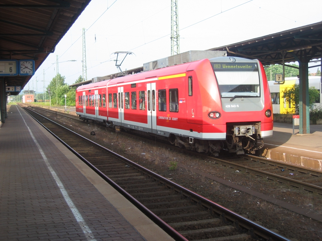 Triebzug 426 843-6 im Hauptbahnhof Homburg (Saar). Dieser Zug ist RB6 nach Wemmetsweiler.  Foto 7/7/2003.
