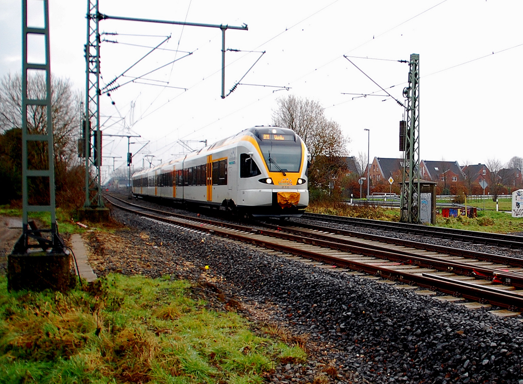Triebzug 429 516-8 ist hier in Kleinenbroich auf dem Weg nach Mnchengladbach. Er macht heute Dienst auf der RE 13 nach Venlo. 11.12.2010