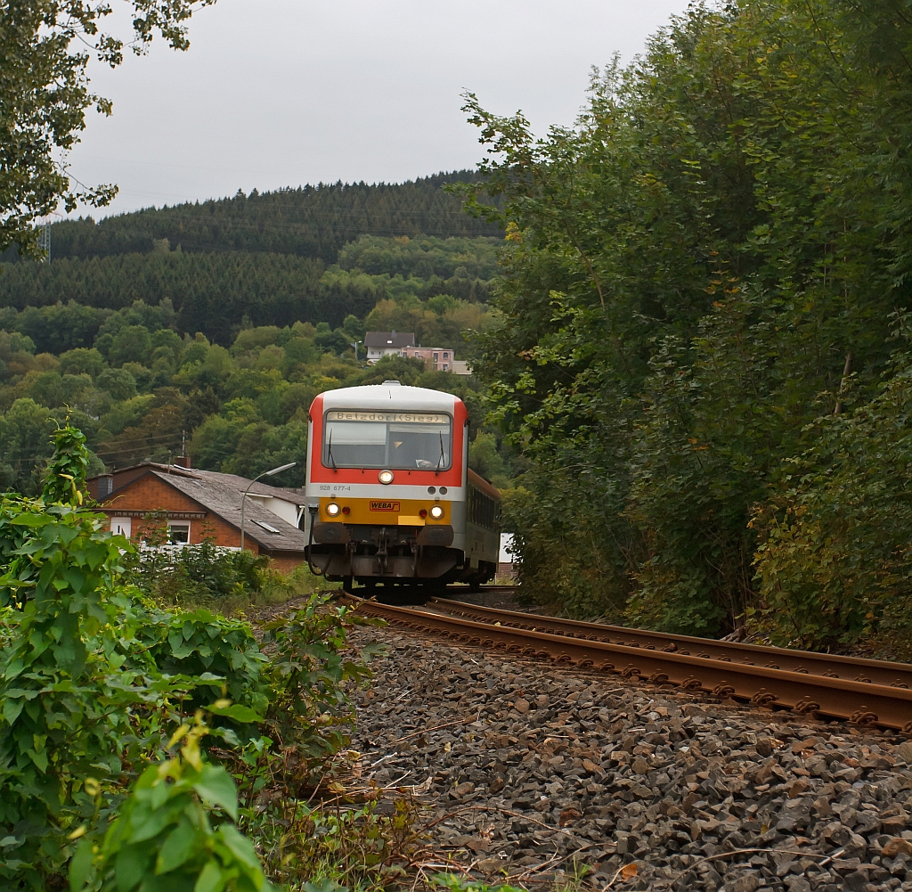 Triebzug 628 / 928 677-4 der WEBA (Westerwaldbahn) als Daadetalbahn am 12.09.2011 kurz vorm B Betzdorf-Alsdorf. Der Zug kommt von Daaden und fhrt in Richtung Betzdorf.