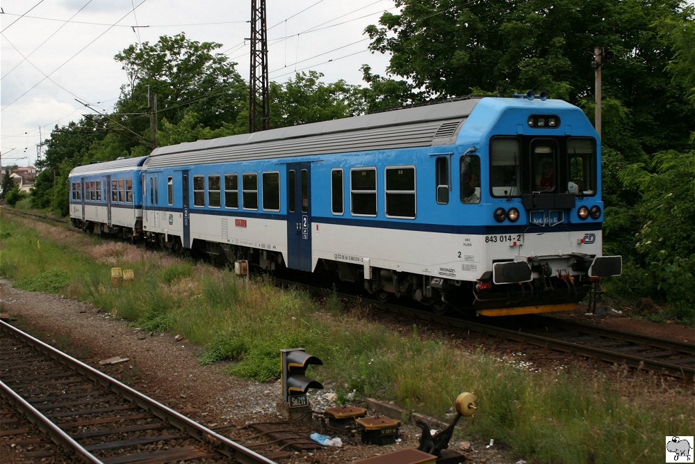 Triebzug 843 014-3 wartet auf die Freigabe zur Einfahrt in den Bahnhof Plzeň (Pilsen) am 7. Juni 2012.