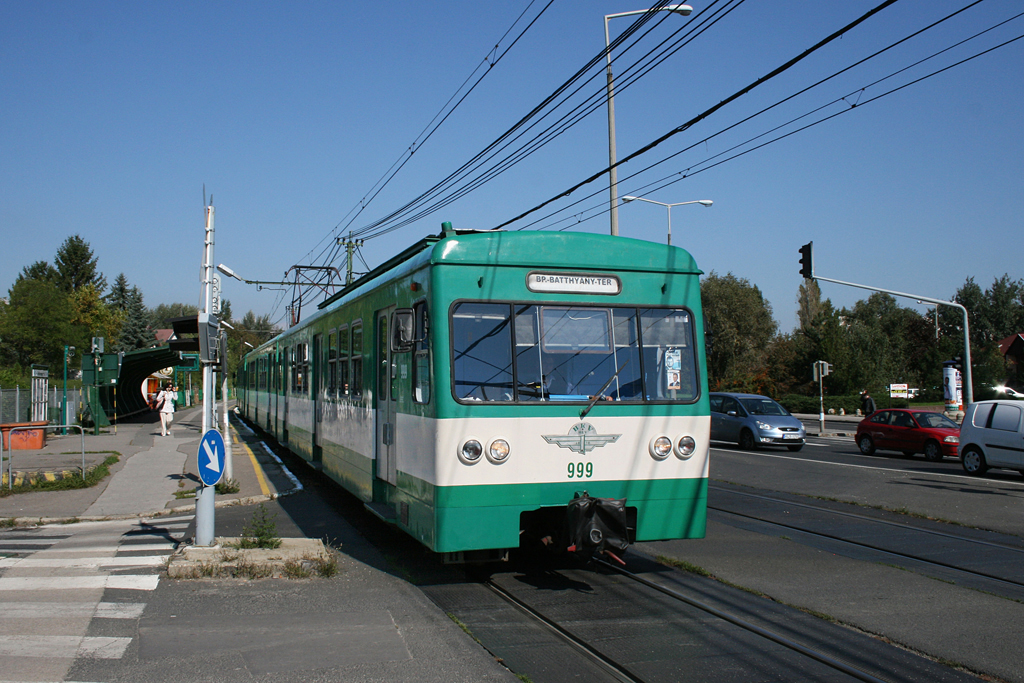 Triebzug 999 der HEV am 22.09.2010 in Budapest.